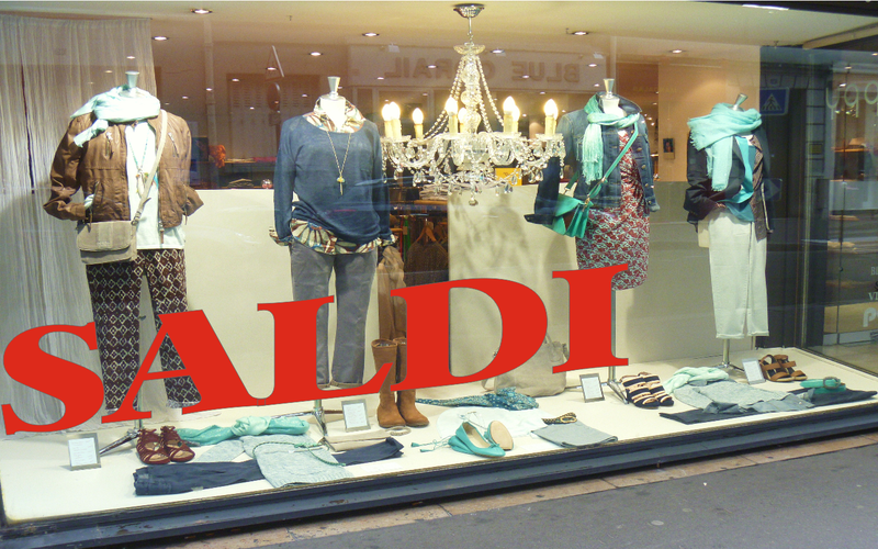 Grande scritta SALDI su vetrina di abbigliamento