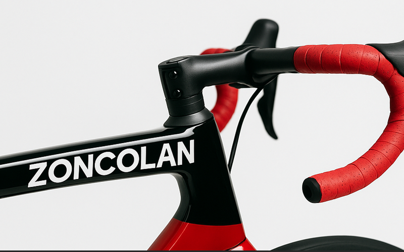 Scritta ZONCOLAN bianca applicata sul tubo orizzontale di una bici da corsa rosso-nera