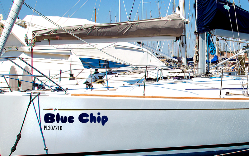 Nome barca Blue Chip su murata di barca a vela in porto
