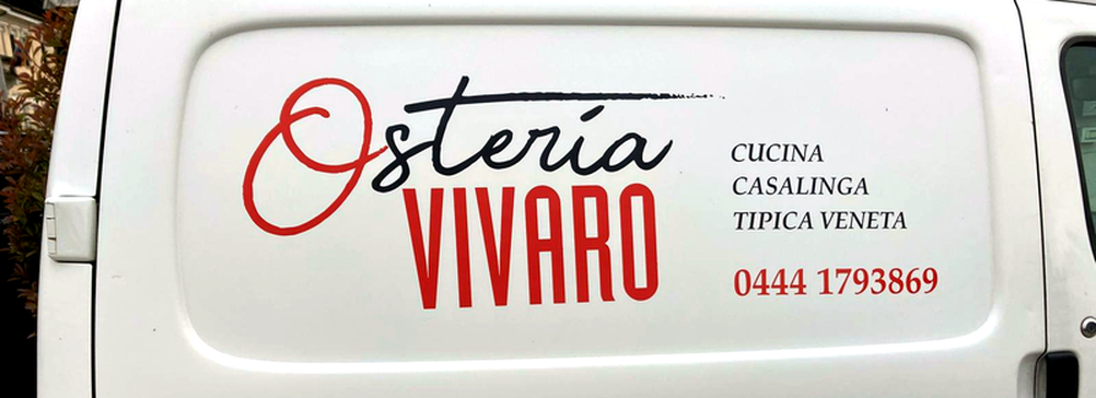 Scritte adesive per furgoni - logo Osteria Vivaro sul fianco del mezzo