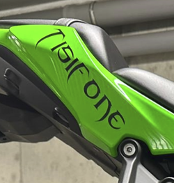 Dettaglio della scritta personalizzata in cirillico sulla carena della moto Kawasaki verde