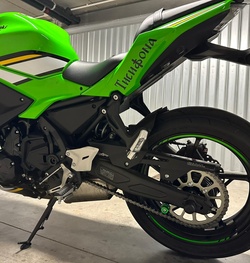 Moto Kawasaki verde personalizzata con adesivi DecalFont su un fianco