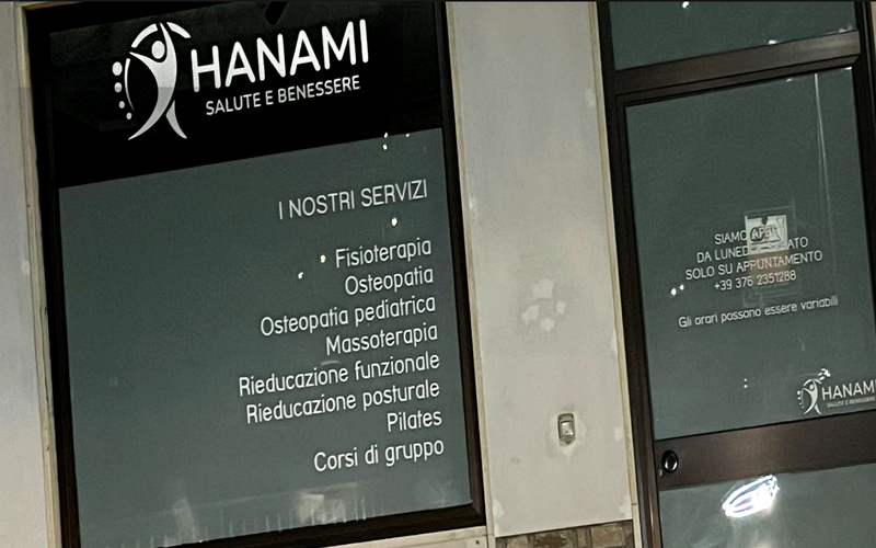 Logo e scritte bianche su vetrata di studio medico o centro benessere