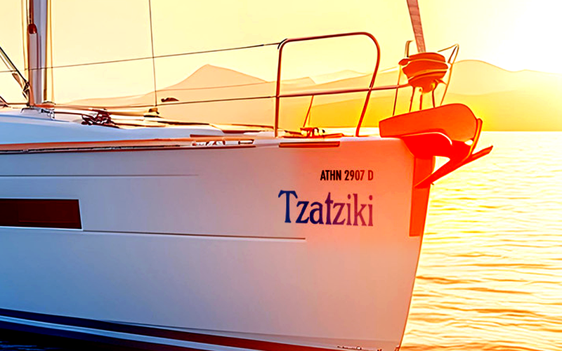 Nome barca Tzatziki sulla prua al tramonto
